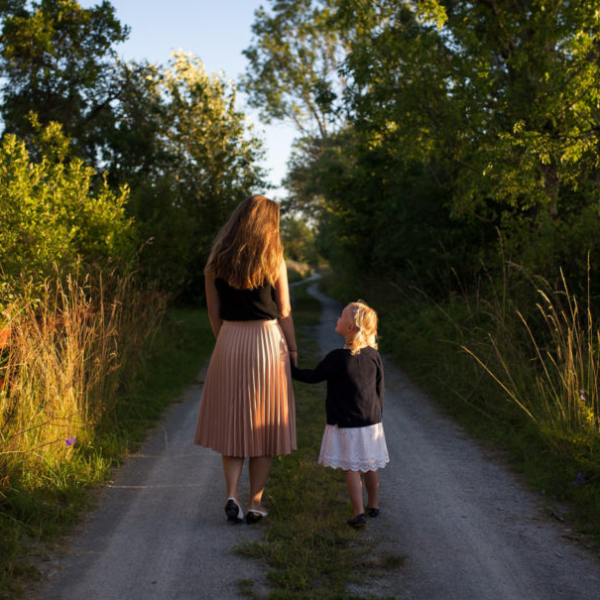 Guide to Minimalist Parenting: Inspired by 7 Amazing Moms