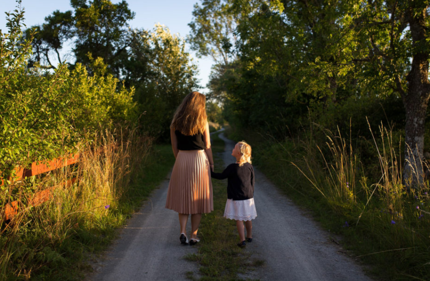 Guide to Minimalist Parenting: Inspired by 7 Amazing Moms
