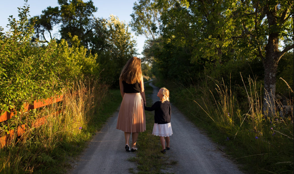 Guide to Minimalist Parenting: Inspired by 7 Amazing Moms